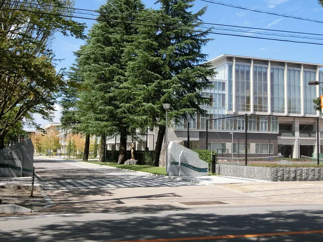 富山中部高校の外観