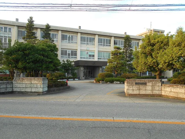富山東高校の外観