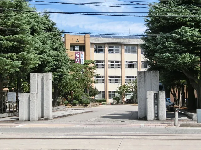 富山工業高校の外観