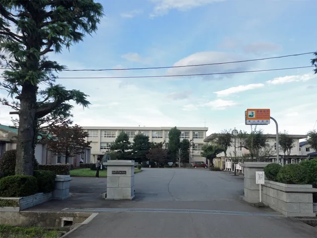 富山南高校の外観