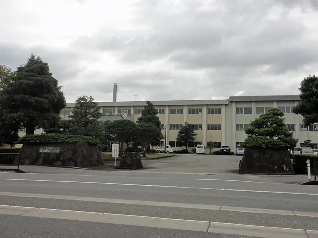 富山西高校の外観