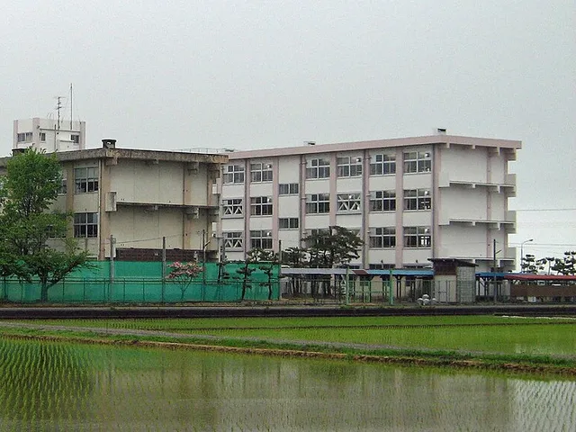燕中等教育学校の外観