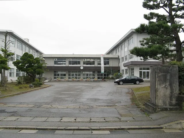 津幡高校の外観
