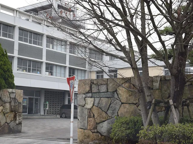 津田高校の外観