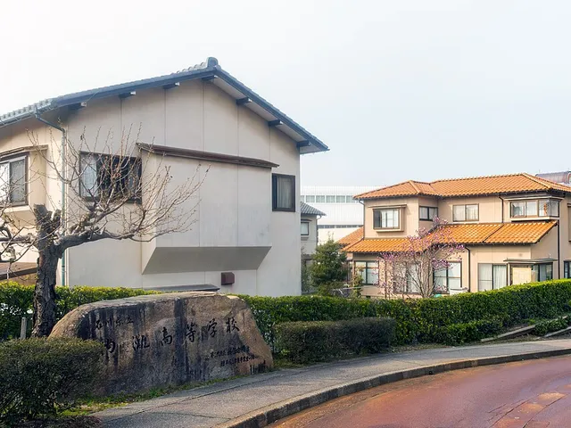 内灘高校の外観